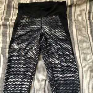 Black and white patterned cropped leggings